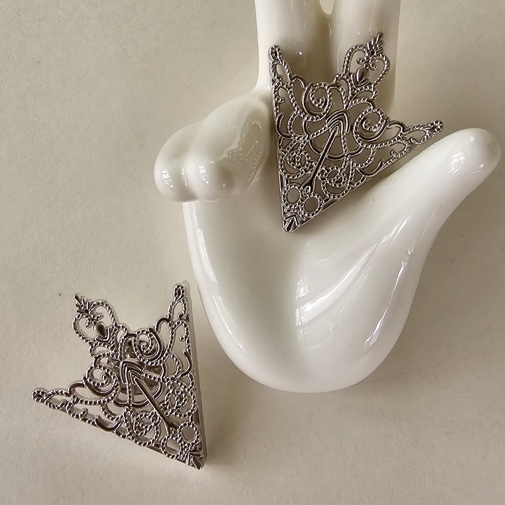 🧛‍♂️ Filigree Lapel Point Pin Set